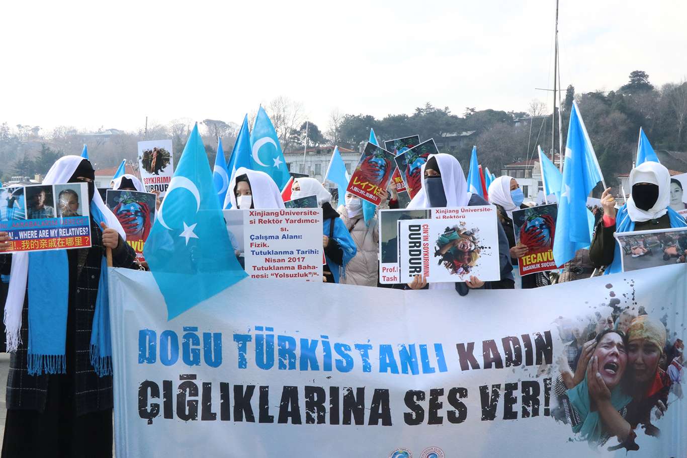 Binlerce Doğu Türkistanlı kadın Çin'i protesto etti Binlerce Doğu Türkistanlı kadın Çin'i protesto etti